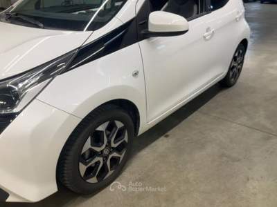 Toyota Aygo Connect 1.0 VVT-i 72 CV 5 porte x-clusiv MMT Bianco usata Benevento