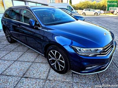 Volkswagen Passat 2.0 TDI SCR 150 CV DSG Elegance Blu/Azzurro usata Trevi