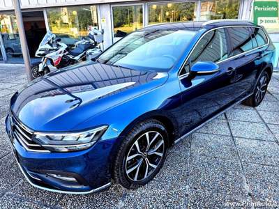 Volkswagen Passat 2.0 TDI SCR 150 CV DSG Elegance Blu/Azzurro usata Trevi