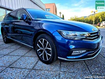 Volkswagen Passat 2.0 TDI SCR 150 CV DSG Elegance Blu/Azzurro usata Trevi