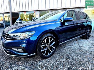 Volkswagen Passat 2.0 TDI SCR 150 CV DSG Elegance Blu/Azzurro usata Trevi