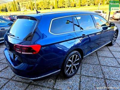 Volkswagen Passat 2.0 TDI SCR 150 CV DSG Elegance Blu/Azzurro usata Trevi