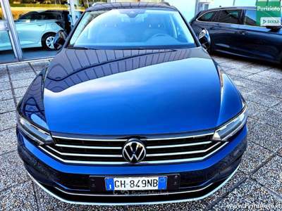 Volkswagen Passat 2.0 TDI SCR 150 CV DSG Elegance Blu/Azzurro usata Trevi