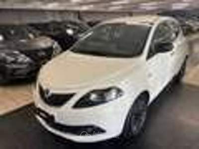 Lancia Ypsilon 5 porte S&S Hybrid Ecochic Gold Bianco usata Torino