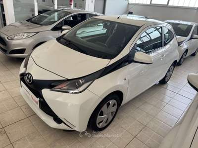 Toyota Aygo Aygo 1.0 VVT-i 72 CV 3 porte x-cool Bianco usata Poirino