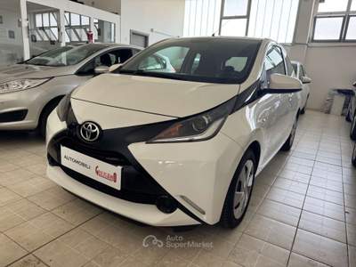 Toyota Aygo Aygo 1.0 VVT-i 72 CV 3 porte x-cool Bianco usata Poirino