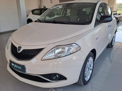 Lancia Ypsilon 1.2 B/GPL 69 CV 5 porte Gold Beige usata Parete