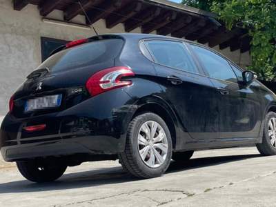 Peugeot 208 Auto affidabile e pronta all'uso. Nero usata Volano