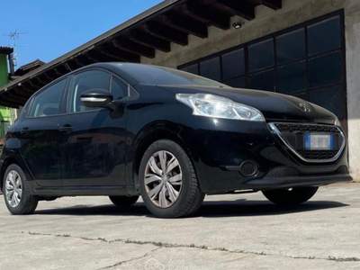 Peugeot 208 Auto affidabile e pronta all'uso. Nero usata Volano