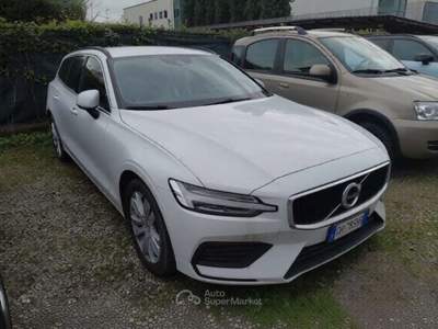 Volvo V60 V60 2.0 b4 Momentum Business auto - GH785HR Nero usata Basiliano