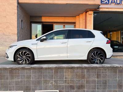 Volkswagen Golf 2.0 TDI DSG SCR Life COCKPIT-LUCI AMBIENTE Bianco usata Carovigno