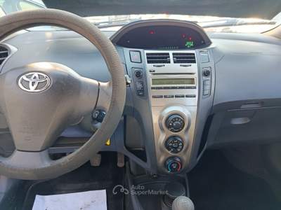 Toyota Yaris Sol 5 porte 2011 Argento usata Qualiano