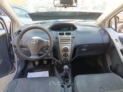 Toyota Yaris Sol 5 porte 2011 Argento usata Qualiano