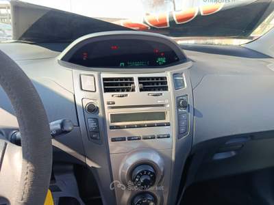 Toyota Yaris Sol 5 porte 2011 Argento usata Qualiano