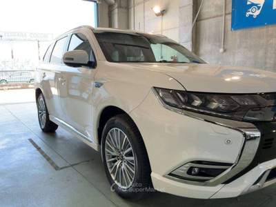 Mitsubishi Outlander Outlander III 2018 phev 2.4 Diamond 4wd my20 PLUG IN IBRIDO BENZINA PERFETTA Bianco usata Sesto San Giovanni