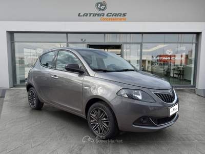 Lancia Ypsilon 1.0 firefly hybrid Gold s&s 70cv CON CARPLAY Grigio usata Latina
