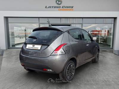 Lancia Ypsilon 1.0 firefly hybrid Gold s&s 70cv CON CARPLAY Grigio usata Latina