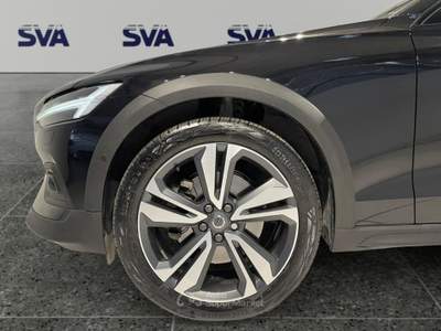 Volvo V60 Cross Country 2.0d b4 197CV Autom. AWD Plus (MHEV) - GANCIO TRAINO Nero usata Ravenna