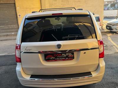 Lancia Voyager Platinum 177 CV Bianco usata Giugliano in Campania