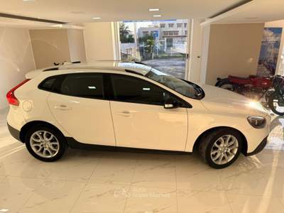 Volvo V40 Cross Country D2 Geartronic Bianco usata MASSAFRA