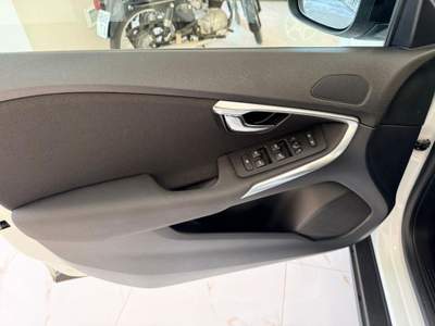 Volvo V40 Cross Country D2 Geartronic Bianco usata MASSAFRA