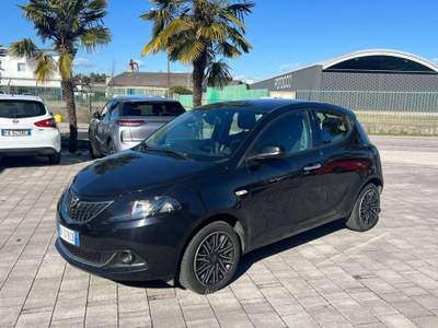 Lancia Ypsilon 5p. Neopatentati 1.0 hybrid Gold tg: GK578ZB Nero usata Basiliano