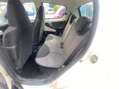 Toyota Aygo 1.0 12V VVT-i 5 porte Lounge MMT Bianco usata Napoli