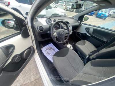 Toyota Aygo 1.0 12V VVT-i 5 porte Lounge MMT Bianco usata Napoli