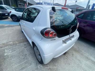 Toyota Aygo 1.0 12V VVT-i 5 porte Lounge MMT Bianco usata Napoli