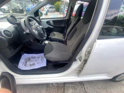 Toyota Aygo 1.0 12V VVT-i 5 porte Lounge MMT Bianco usata Napoli