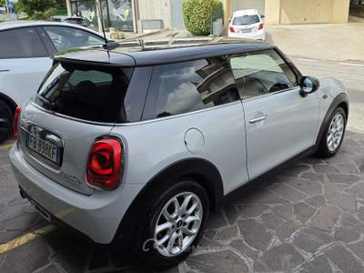 MINI Cooper Cooper D LED NAVI HARMAN KARDON PDC Argento usata Serravalle