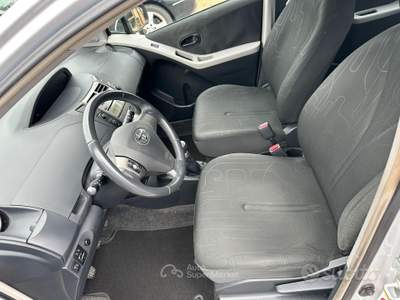 Toyota Yaris 5 porte Luxury pack usata Arcene