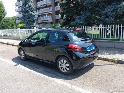 Peugeot 208 Peugeot 208 1.2 Benzina 75 CV – 70.000 km – 2018 – Euro 6 Nero usata Grugliasco