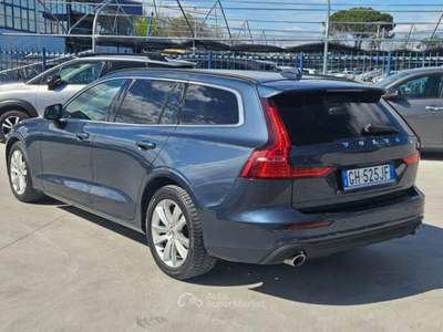 Volvo V60 V60 2.0 b4 Momentum Business Pro auto - GH525JF Nero usata Basiliano
