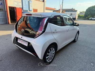 Toyota Aygo 1.0 VVT-i 69 CV 5 porte x-clusiv Bianco usata Villorba