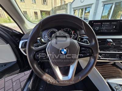 BMW Serie 5 530d BMW 530d xDrive 249CV Touring Luxury Blu/Azzurro usata Gallarate