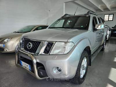 Nissan Navara 2.5 dci d.cab LE PLUS AUTOMATICO 4X4 Argento usata Martinengo