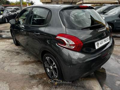 Peugeot 208 1.2 BENZINA 82 CV ANNO 2015 usata GIUGLIANO IN CAMPANIA