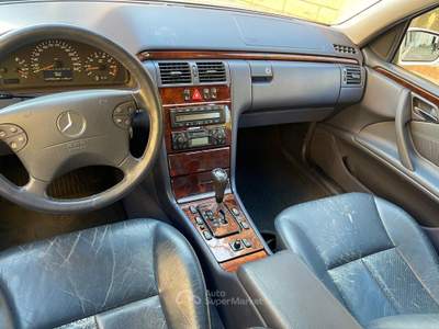 Mercedes-Benz Classe E E 200 cat Station Wagon Avantgarde Argento usata Carrara