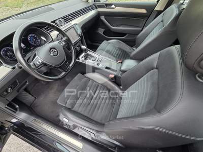 Volkswagen Passat VOLKSWAGEN Passat Variant Business 2.0 TDI DSG Highline BlueMot. Tech. Nero usata Gallarate