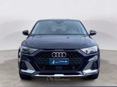 Audi A1 citycarver 30 TFSI Identity Contrast Blu/Azzurro usata Volla