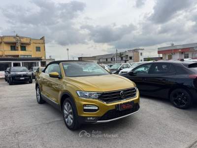 Volkswagen T-Roc Cabriolet 1.0 TSI Style Oro usata Volla