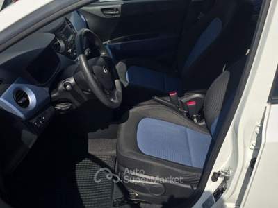 Hyundai i10 1.0 MPI Login A/T Bianco usata Frattaminore