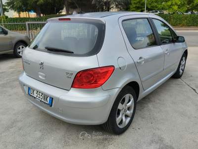 Peugeot 307 SOLO 95.511 KM. Argento usata CANELLI