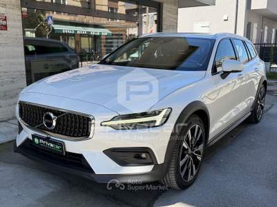 Volvo V60 Cross Country VOLVO V60 Cross Country D4 AWD Geartronic Pro Bianco usata Padova