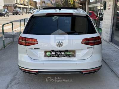 Volkswagen Passat VOLKSWAGEN Passat Business Alltrack 2.0 BiTDI 240 CV 4MOT DSG Exec. BMT Bianco usata Padova