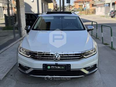 Volkswagen Passat VOLKSWAGEN Passat Business Alltrack 2.0 BiTDI 240 CV 4MOT DSG Exec. BMT Bianco usata Padova