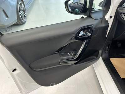Peugeot 208 1.2 PureTech Active Bianco usata Moncalieri