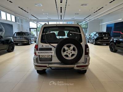 Mitsubishi Pajero Pajero 3p 3.2 tdi 16v di-d GLS SWB (121kw) Grigio usata Forlì