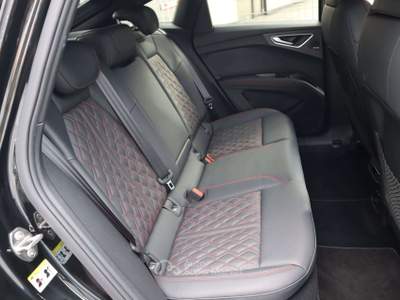 Audi Q4 Q4 Etron 50 QUATTRO 300CV S-LINE MATRIX POMPA DI CALORE SONOS Nero usata Varna